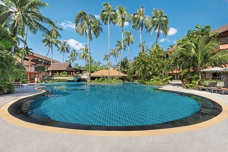 Velik zunanji bazen v resortu Courtyard Patong