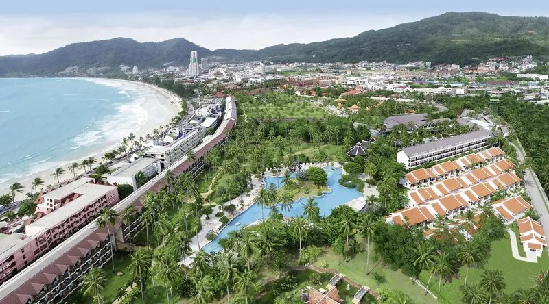 Zračni posnetek resorta z bazeni in tropskim parkom