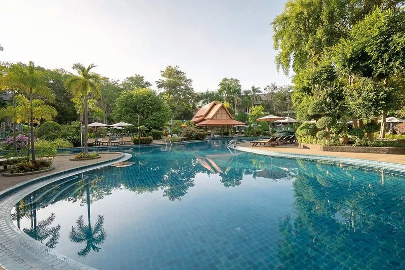 Velik tropski bazen v obliki lagune obdan z bujnim vrtom