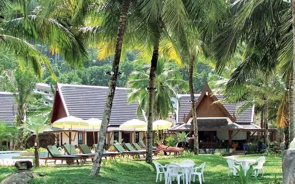 Tradicionalni tajski bungalovi v tropskem vrtu