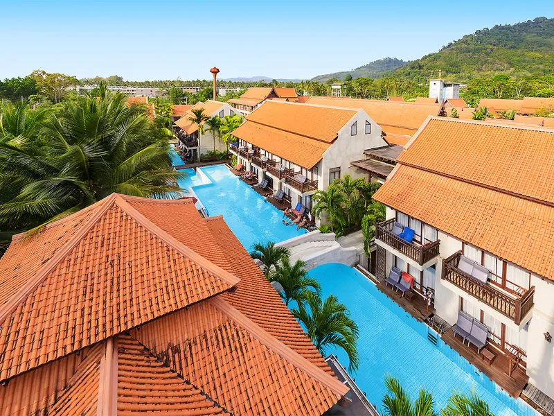 Tradicionalni tajski bungalovi ob bazenu v Khao Laku