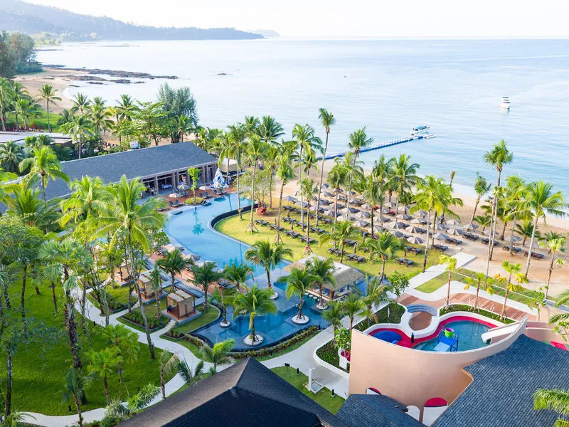 Pogled iz zraka na letovišče La Flora ob plaži Bang Niang