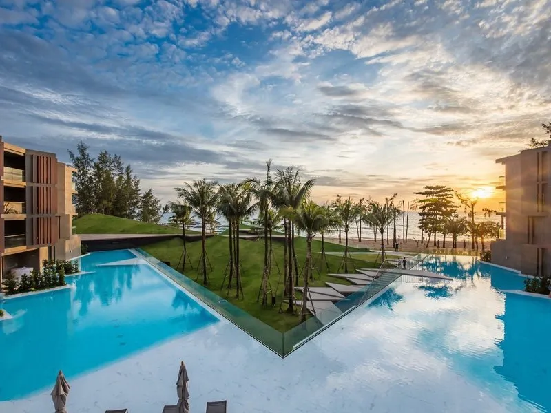 Moderna arhitektura in bazeni resorta La Vela ob morju