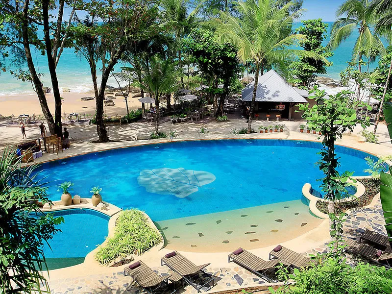 Glavni bazen resorta Moracea s pogledom na morje in palme