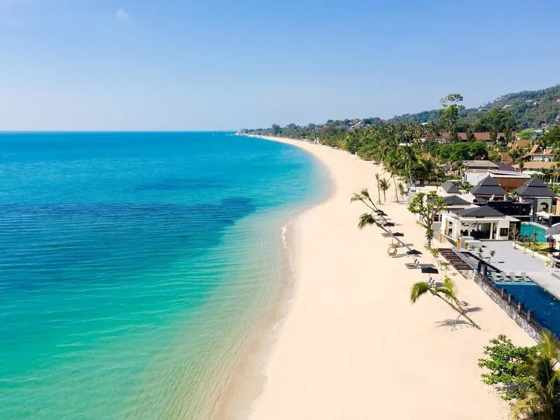 Rajska peščena plaža Lamai s turkiznim morjem in palmami