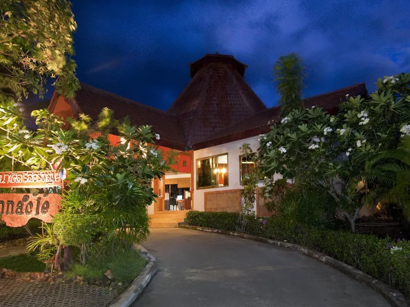 Ležalniki pod palmami na mirni peščeni plaži Mae Nam