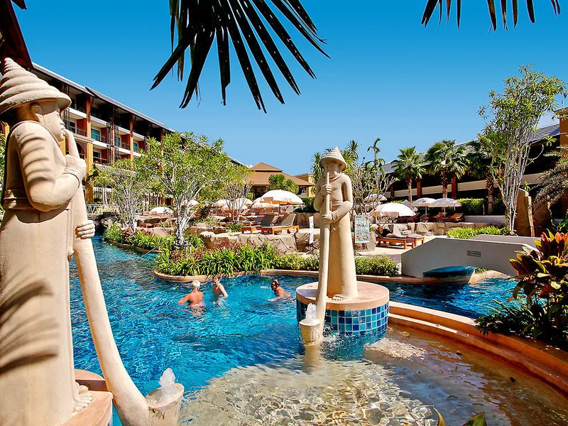 Tropski bazen s kipi v Rawai Palm Beach Resortu