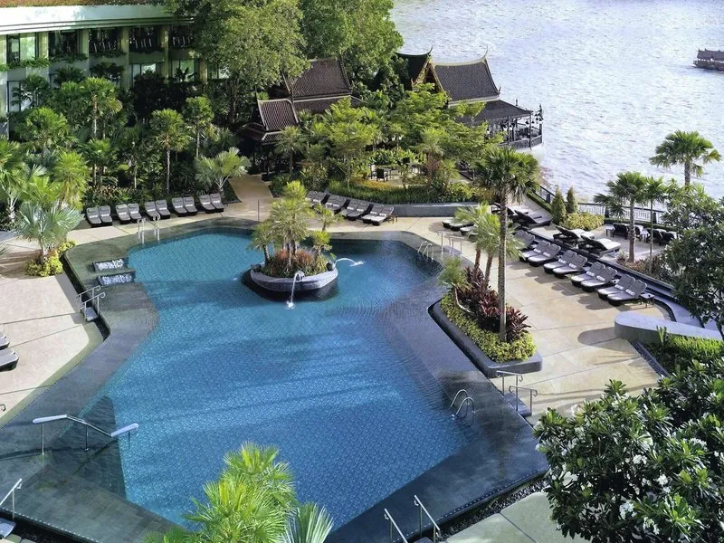 Luksuzen bazen ob reki Chao Phraya v Bangkoku