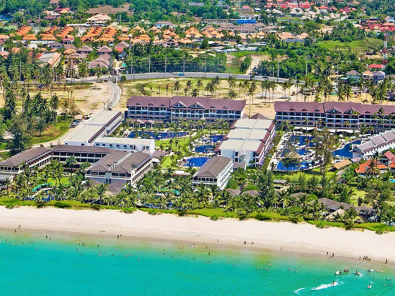 Zračni posnetek resorta Sunwing Kamala Beach ob turkiznem morju