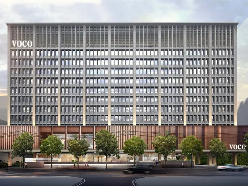 Moderna fasada hotela voco Bangkok Surawong v večernih lučeh