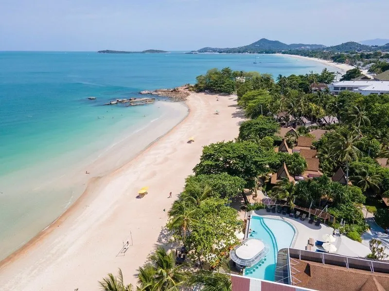 Pogled iz zraka na peščeno plažo in tropski resort na Koh Samuiju
