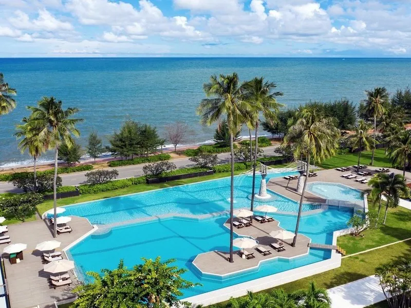 Velik infinity bazen s pogledom na morje v Pranburiju